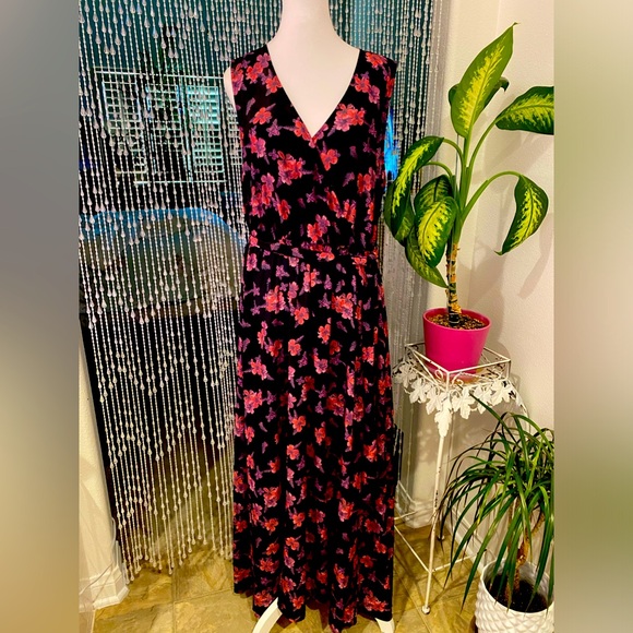 Dresses & Skirts - SUITE ALICE MAXI FLORAL DRESS NWT